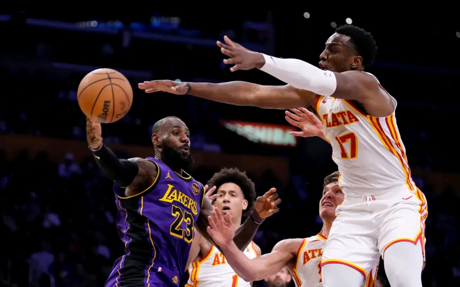 关于湖人在本赛季造成对手进攻犯规上领跑联盟达到9次的信息  第1张