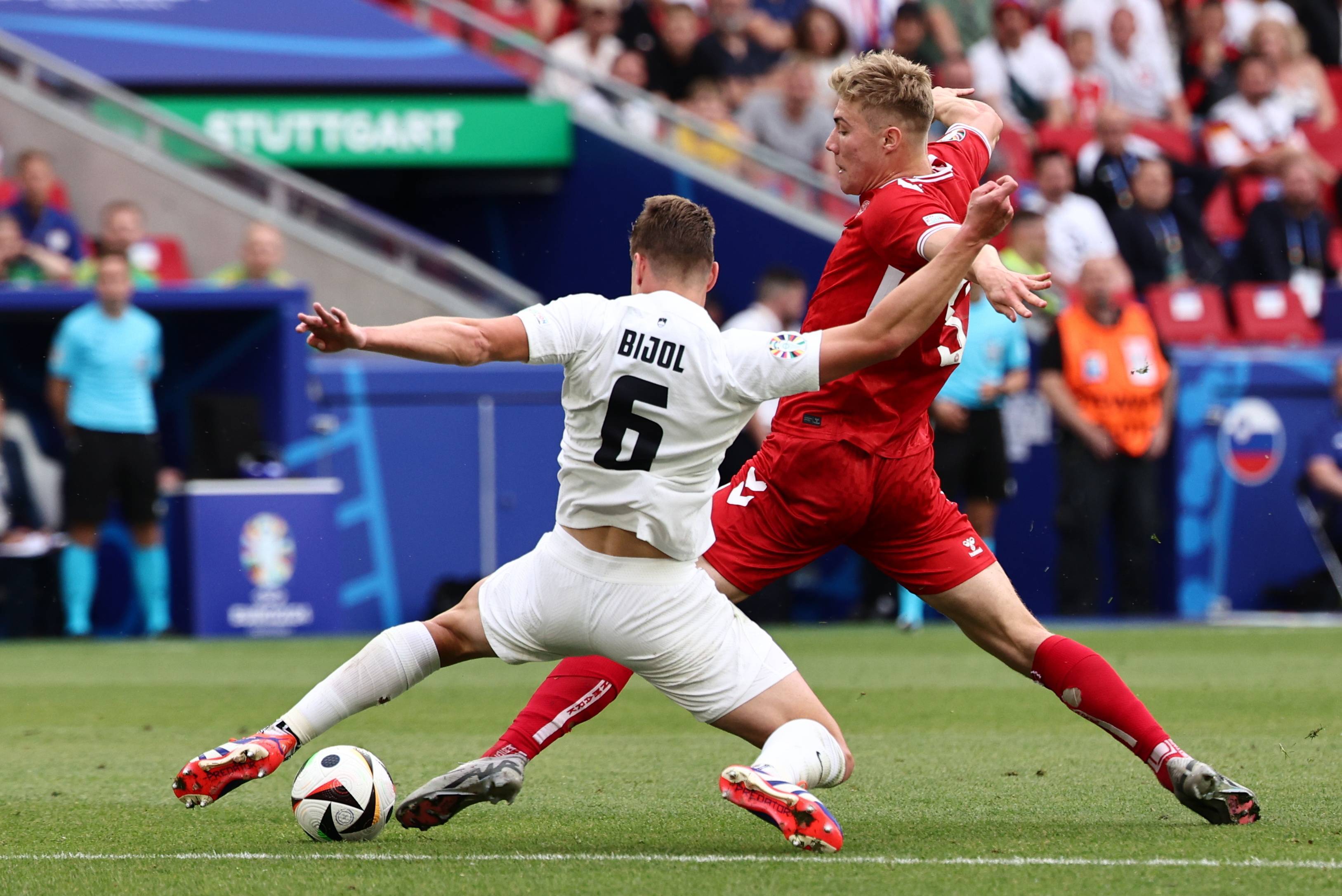 包含世预赛瑞士3-0斯洛文尼亚瑞士军刀取得2连胜排名小组第一的词条