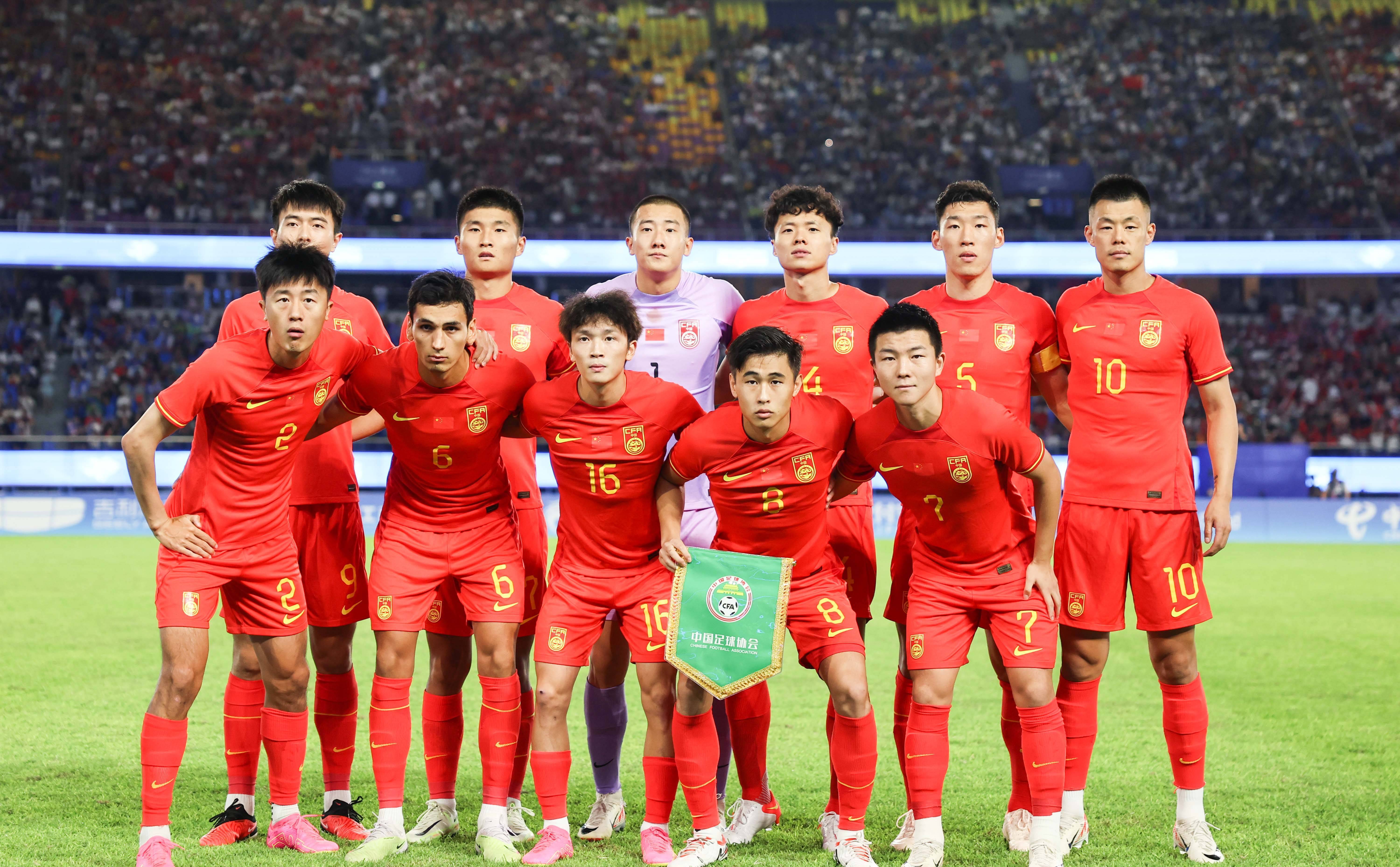 国足赛前训练首发阵容显现塞鸟现身  第2张