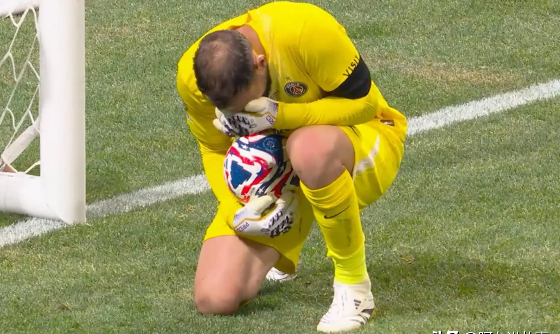 曝卡瓦尼大概率会缺席战拜仁遭遇小腿伤势困扰的简单介绍