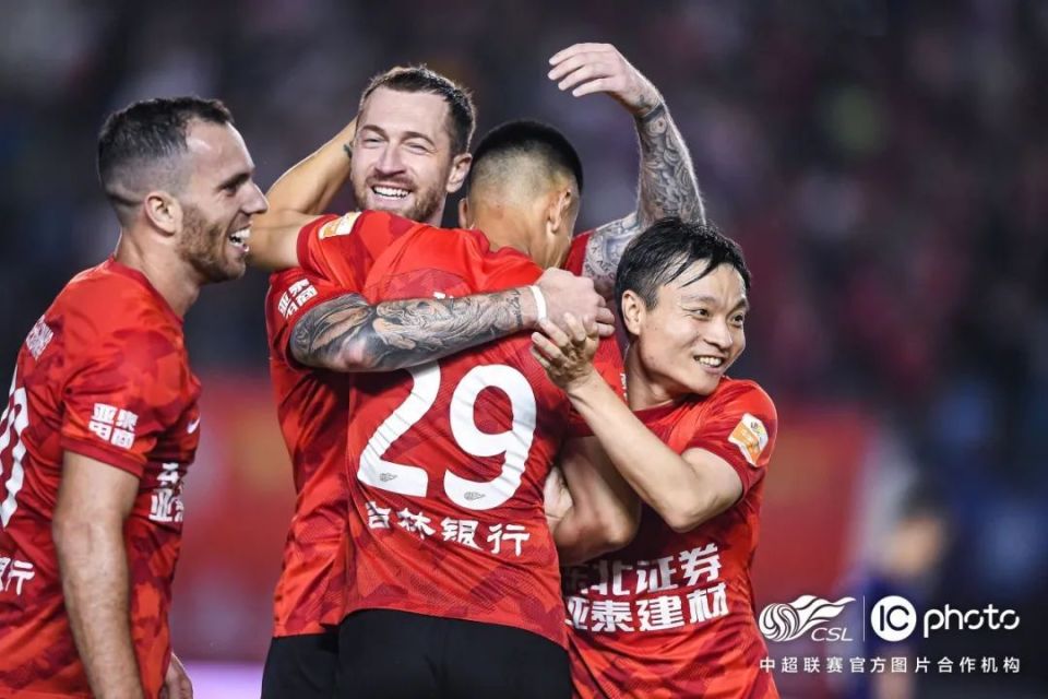 包含足协杯大连鲲城1-1长春亚泰谭龙补射建功亚泰点球遭淘汰的词条