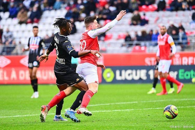 利雅得新月与利雅得胜利竞争希门尼斯两队将其作为后防提升选择的简单介绍  第1张