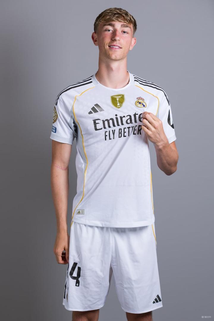 齐达内社媒晒身穿皇马球衣照片为皇马第三球衣的简单介绍 第2张 齐达内社媒晒身穿皇马球衣照片为皇马第三球衣的简单介绍 第2张