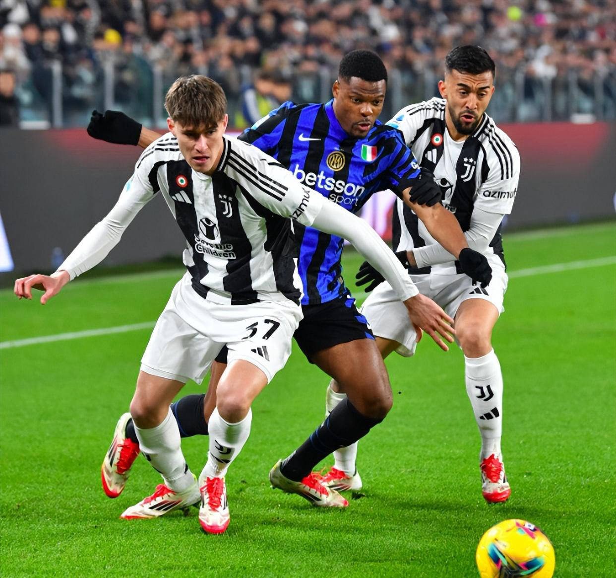 包含友谊赛尤文图斯2-2雷吉亚纳弗拉霍维奇破门小孔塞桑建功的词条