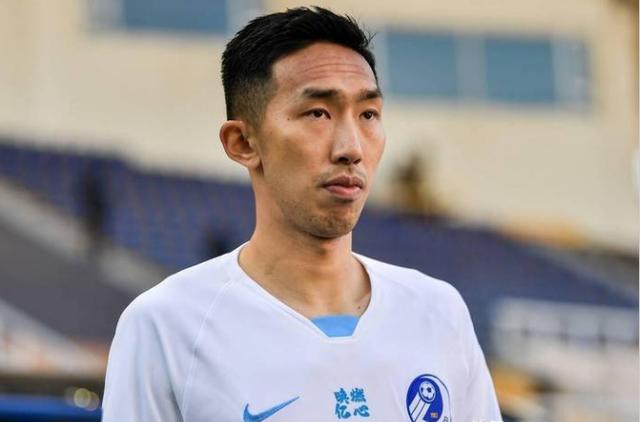 包含亚泰官方：贝里奇缺席赛季剩余比赛诊断为右小腿骨折的词条