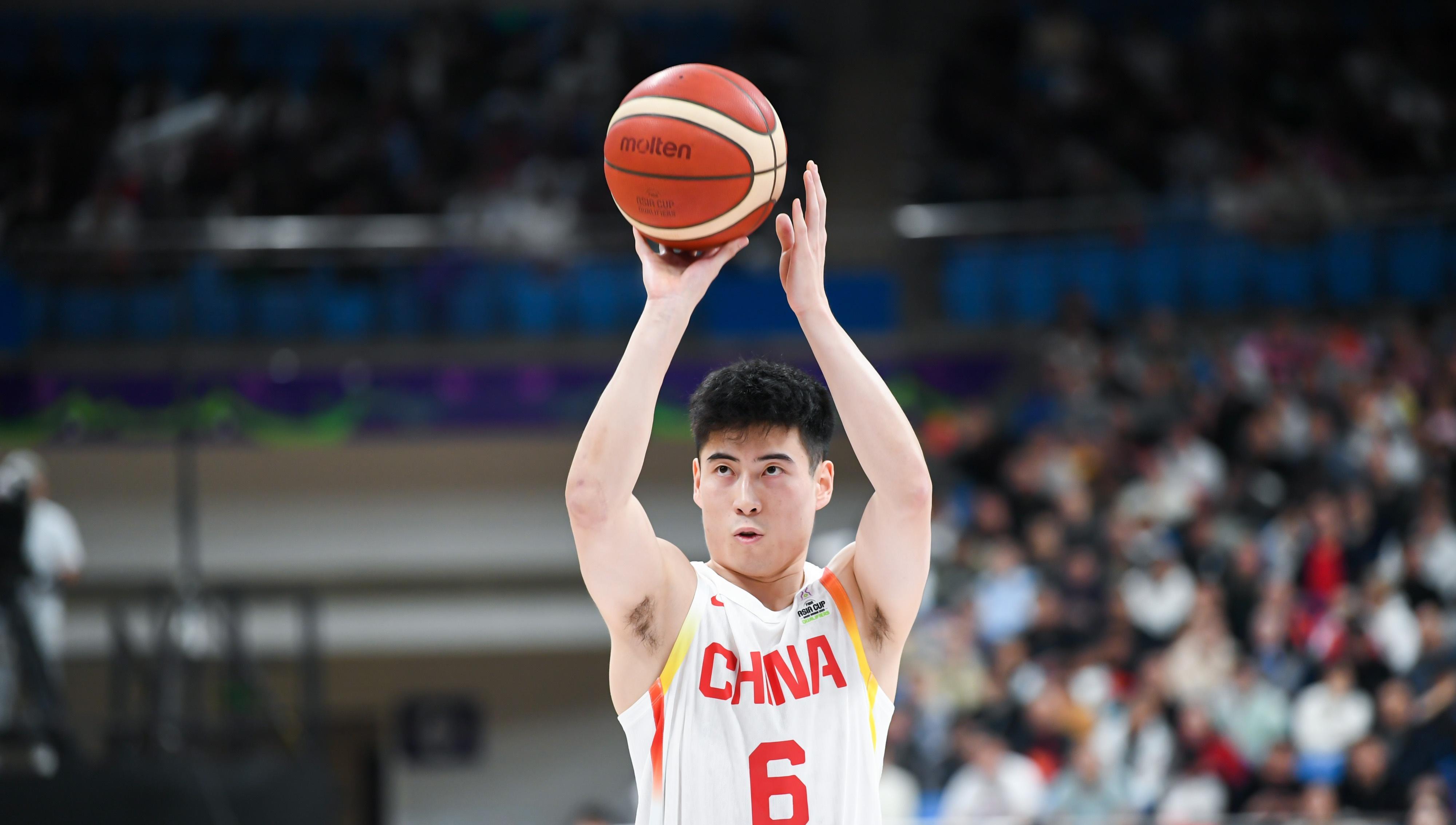 王俊杰入选男篮亚洲杯最佳阵容场均13分4.2板的简单介绍