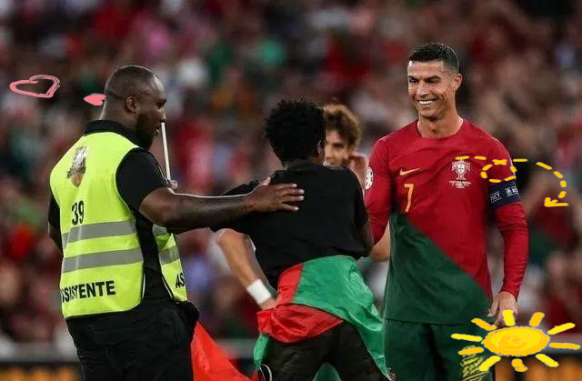 葡萄牙球员在大巴上唱歌庆祝夺冠与球迷互动的简单介绍 第1张 葡萄牙球员在大巴上唱歌庆祝夺冠与球迷互动的简单介绍 第1张