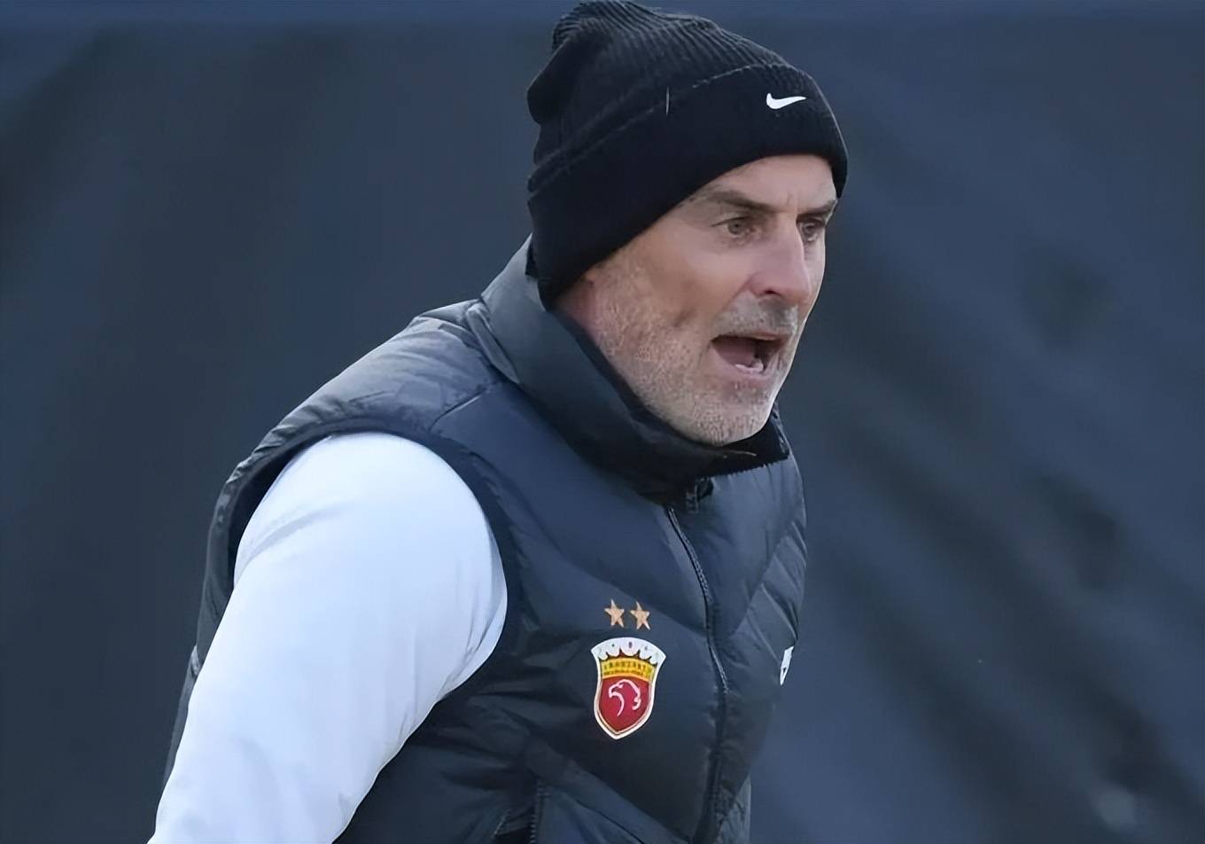 包含狼队主帅佩雷拉依旧得到球队高层支持球队本赛季战绩糟糕的词条